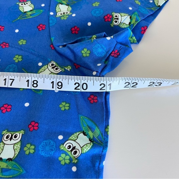 Crocs Medical Women’s Owl Print Scrub Top - Picture 6 of 9